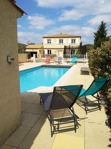 villa classée 4 étoiles avec piscine et boulodrome : Villas proche de Brignac