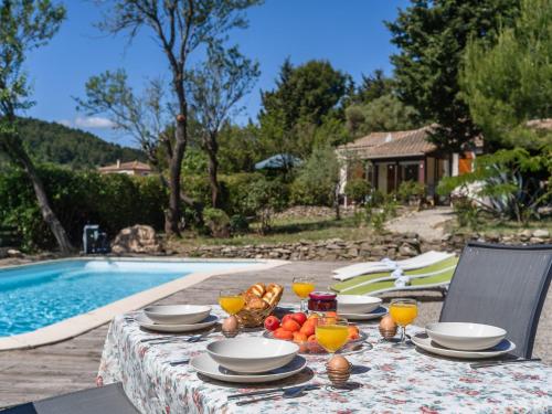 Majestic Villa in Montbrun with Private Heated Pool : Villas proche de Blomac