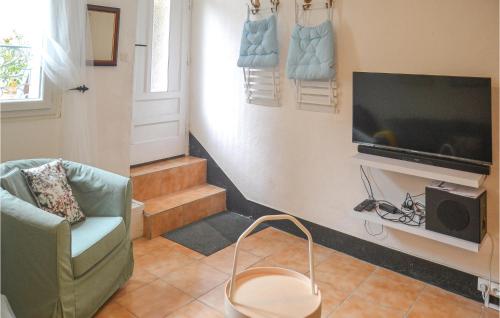 Amazing home in Saint-Gervais-sur-Mare with 2 Bedrooms : Maisons de vacances proche de Ceilhes-et-Rocozels