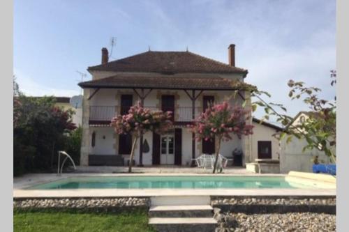 5-bedroom house with pool at edge of small village : Maisons de vacances proche de Tombebœuf