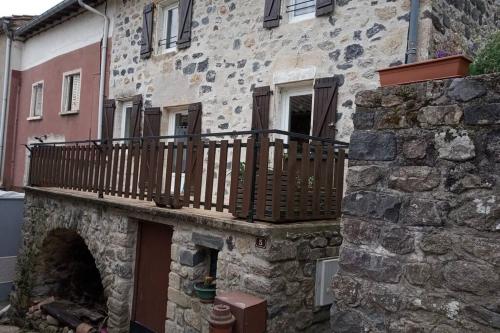 Maison en pierres au cœur d'un village Ardéchois : Maisons de vacances proche de Fabras