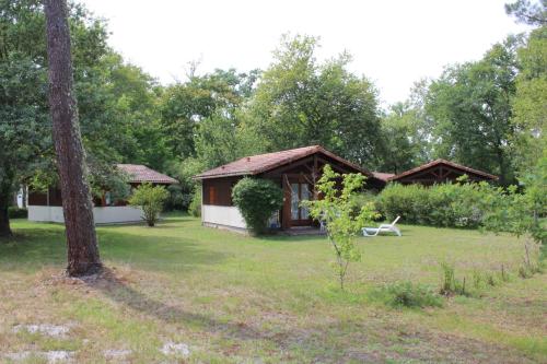 Les Chalets du Gélat, nature et calme : Maisons de vacances proche de Landiras
