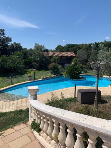 Jolie Villa avec piscine et pool house : Villas proche de Miramas