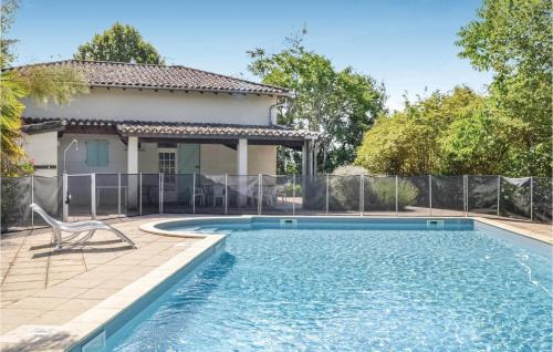 Beautiful home in Durfort Lacapelette with 6 Bedrooms, Internet and Private swimming pool : Maisons de vacances proche de Les Barthes