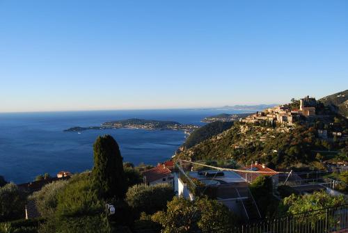 Stunning Penthouse with panoramic views of Eze Village and the French Riviera : Appartements proche d'Èze