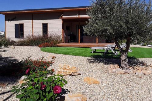 Cosy chalet with shared pools, Pomérols : Chalets proche de Pinet