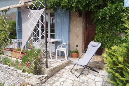 Logement atypique et cosy avec petit déjeuner, 2 nuits minimum : Maisons de vacances proche de Saint-Vincent-sur-Jabron