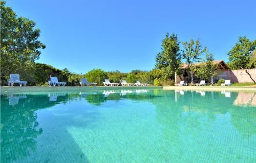 Awesome home in Mejannes le Clap with WiFi, 2 Bedrooms and Outdoor swimming pool : Maisons de vacances proche de Vallérargues