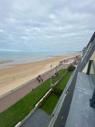Nice apt with BALCONY and VIEW on the BEACH : Appartements proche de Cabourg