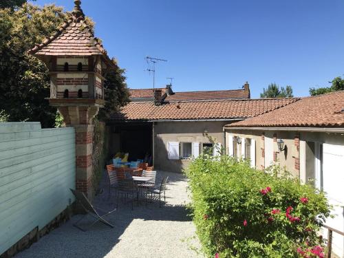 Studio avec piscine partagee jacuzzi et jardin clos a La Gaubretiere : Appartements proche de La Boissière-de-Montaigu