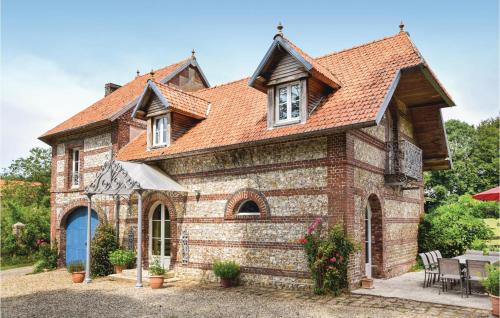 Amazing home in Hericourt-en-Caux with 6 Bedrooms and WiFi : Maisons de vacances proche de Veauville-lès-Baons
