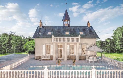 Amazing home in Ardentes with 7 Bedrooms and Outdoor swimming pool : Maisons de vacances proche de Montipouret