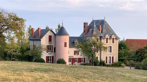 Chateau de la Combe suites : B&B / Chambres d'hotes proche de Montvicq