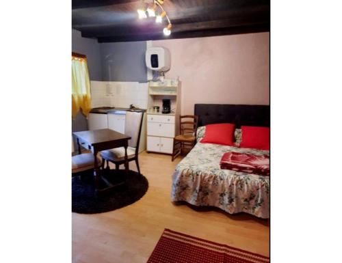 Room in Apartment - Sci La Mijotiere pont des sable 47200 fourque sur Garonne : Appartements proche de Samazan