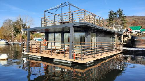 WeStay HOUSE BOAT. Une maison sur l'eau : Maisons de vacances proche de Menucourt