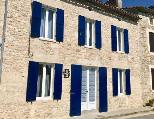 A Beautiful 3 Bedroom Gem on the Banks of the River Dordogne : Maisons de vacances proche de Caplong