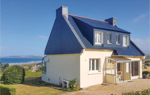 Nice home in Plomodiern with 4 Bedrooms : Maisons de vacances proche de Dinéault
