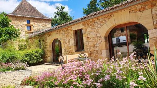 Maison de 2 chambres avec piscine partagee jardin amenage et wifi a Puy l'Eveque : Maisons de vacances proche de Les Junies