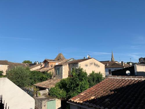 Maison cosy cœur de bastide+ cour + vue sur toits : Maisons de vacances proche de Miramont-de-Guyenne