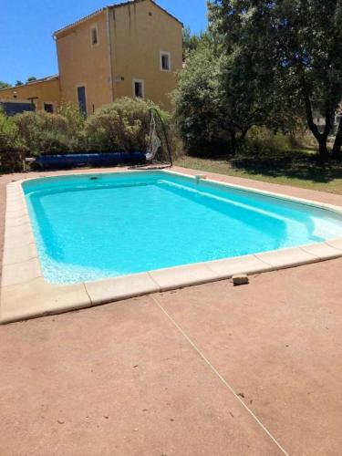 Chalet d'une chambre avec piscine partagee et jardin amenage a Cornillon Confoux : Chalets proche de Miramas