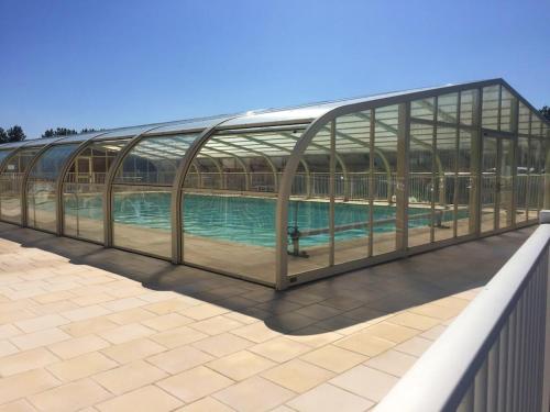 Chalet de 2 chambres avec piscine partagee jardin clos et wifi a Grandcamp Maisy : Chalets proche de Cardonville