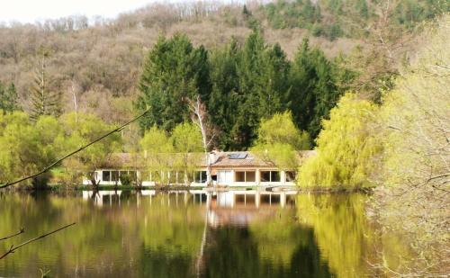 Cottage les Pyrénées au bord de l'eau : Maisons de vacances proche de Loudet