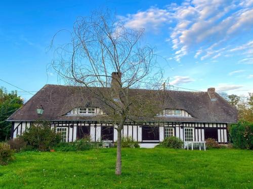 Belle Longère normande, cheminée et jardin arboré : Maisons de vacances proche de Veauville-lès-Baons
