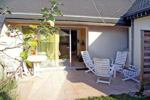 Enchanting holiday home in St Martin-de-Bréhal with terrace : Maisons de vacances proche d'Annoville