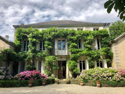 Independent cottage with swimming pool and tennis : Maisons de vacances proche de Saint-Amancet
