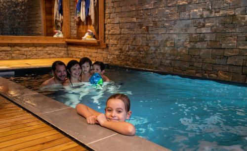Gîte 5* piscine intérieure, sauna, à 20 mins des pistes de ski, à 300 m d’un Lac : Maisons de vacances proche de Gerbamont