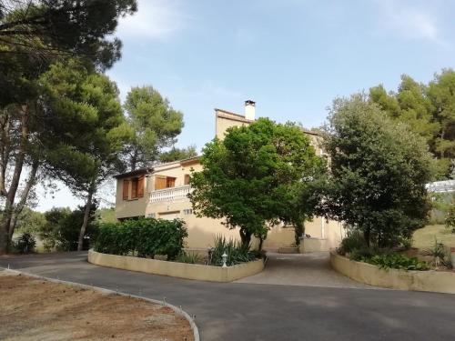 Gîte dans villa provençale sous les pins : Appartements proche d'Uchaux