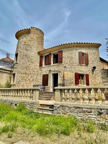 Le Petit Château de Tournissan : Maisons de vacances proche d'Albas