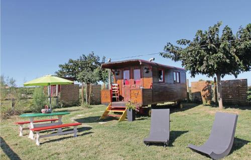 Awesome caravan in Franquevaux with : Campings proche de Saint-Gilles