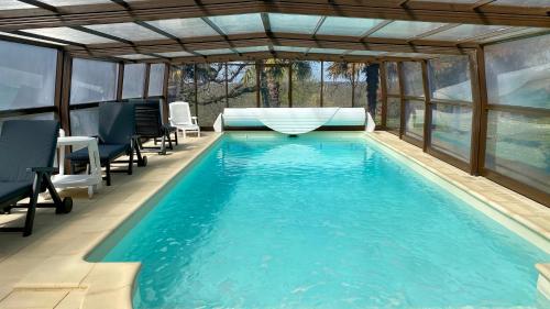 Gîte du vigneron au pays de padirac piscine couverte chauffée : Maisons de vacances proche de Rueyres