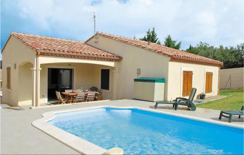 Awesome home in Pomas with 3 Bedrooms and Outdoor swimming pool : Maisons de vacances proche de Saint-Martin-de-Villereglan