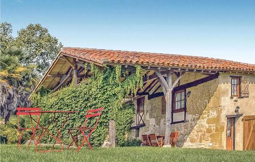 Beautiful Home In Masseube With 3 Bedrooms, Sauna And Wifi : Maisons de vacances proche d'Aries-Espénan