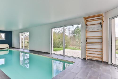 Belle maison de 300 m2 avec piscine, sauna, jacuzzi : Maisons de vacances proche de Saint-Julien-des-Landes