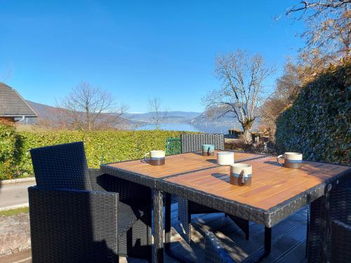 Entre lac et montagne, chaleureuse maison 3 pièces avec très belle vue lac d'Annecy. Terrasse, jardin, parking, cheminée, barbecue …. : Maisons de vacances proche d'Entrevernes