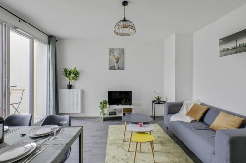 Chic apart with parking and balcony : Appartements proche de Tilly