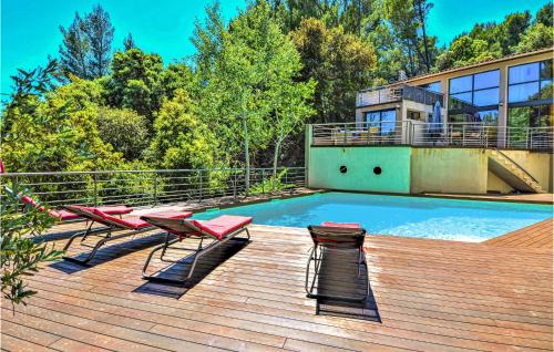 Nice home in Sauveterre with 4 Bedrooms, WiFi and Outdoor swimming pool : Maisons de vacances proche de Roquemaure