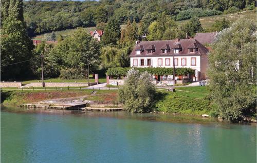 Amazing home in Jaulgonne with 2 Bedrooms and WiFi : Maisons de vacances proche de Baulne-en-Brie