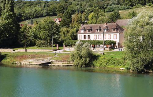 Amazing home in Jaulgonne with 3 Bedrooms and WiFi : Maisons de vacances proche de Passy-sur-Marne