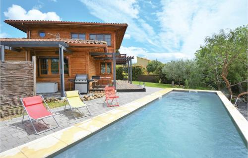 Nice home in Thezan-les-Bziers with 4 Bedrooms and Outdoor swimming pool : Maisons de vacances proche de Puissalicon