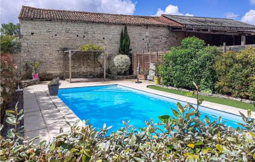 Nice home in Fontenille St,Martin with 1 Bedrooms and Outdoor swimming pool : Maisons de vacances proche de Chérigné