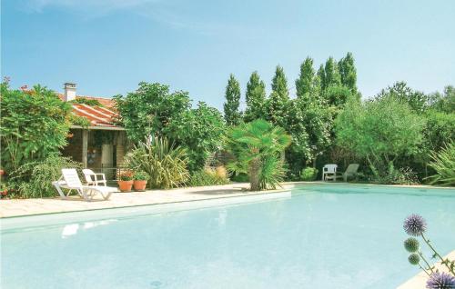 Awesome Home In La Jonchere With 3 Bedrooms, Outdoor Swimming Pool And Heated Swimming Pool : Maisons de vacances proche de La Bretonnière-la-Claye