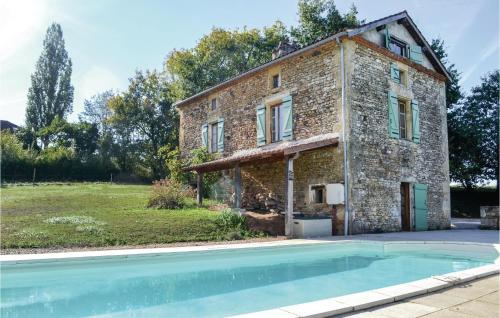 Awesome home in Villefranche-du-Perigo with 3 Bedrooms, Private swimming pool and Outdoor swimming pool : Maisons de vacances proche de Saint-Caprais