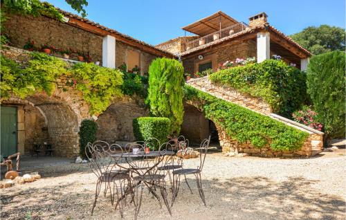 Awesome home in Uzs with 5 Bedrooms, Private swimming pool and Outdoor swimming pool : Maisons de vacances proche de Foissac