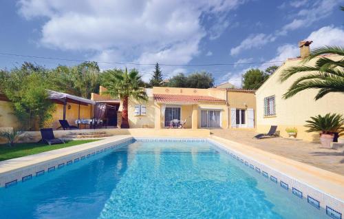 Amazing home in Thziers with 4 Bedrooms, WiFi and Outdoor swimming pool : Maisons de vacances proche de Saint-Pierre-de-Mézoargues