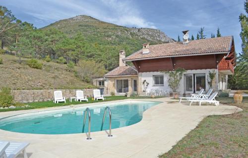 Amazing home in La Bastide with 5 Bedrooms and Outdoor swimming pool : Maisons de vacances proche de Caille