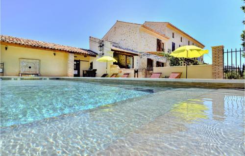 Nice Home In Vallabregues With Jacuzzi, Outdoor Swimming Pool And Swimming Pool : Maisons de vacances proche de Montfrin